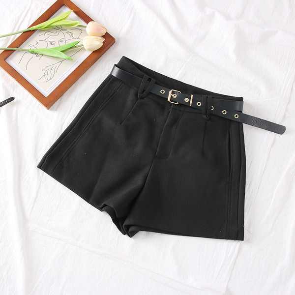 Új modell modern női rövidnadrág zsebekkel és övvel