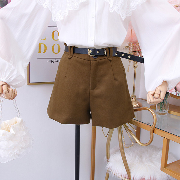 Új modell modern női rövidnadrág zsebekkel és övvel