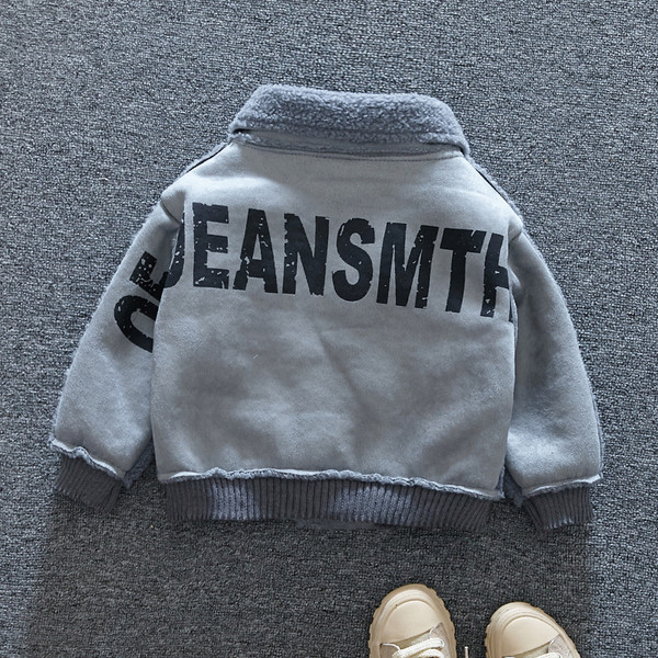 Gyerek dzseki fiúknak szürke és barna színben, felirattal