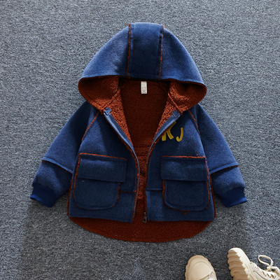 Modern gyerekkabát fiúknak két színben kapucnival és zsebekkel