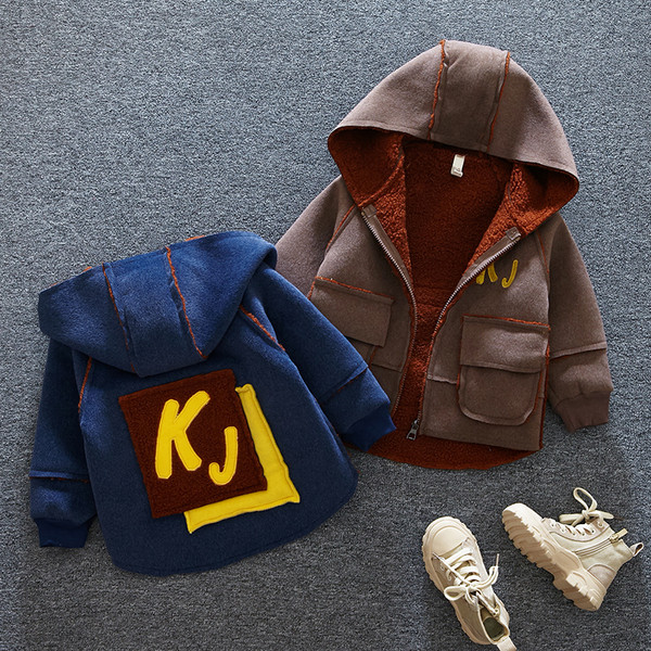 Modern gyerekkabát fiúknak két színben kapucnival és zsebekkel