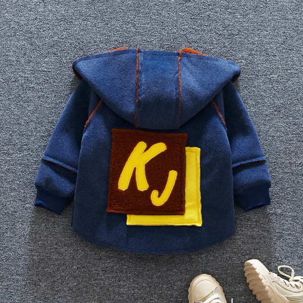 Modern gyerekkabát fiúknak két színben kapucnival és zsebekkel