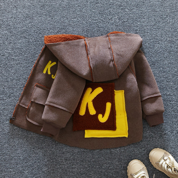 Modern gyerekkabát fiúknak két színben kapucnival és zsebekkel