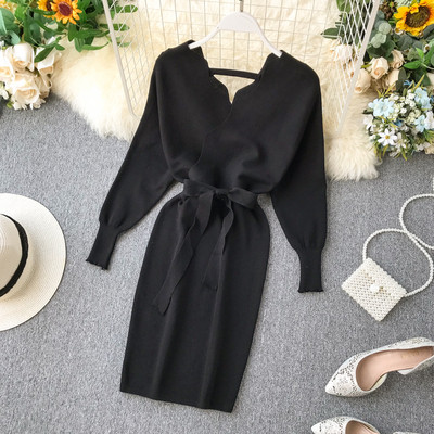 Modern női ruha V-nyakkal bézs és fekete színben