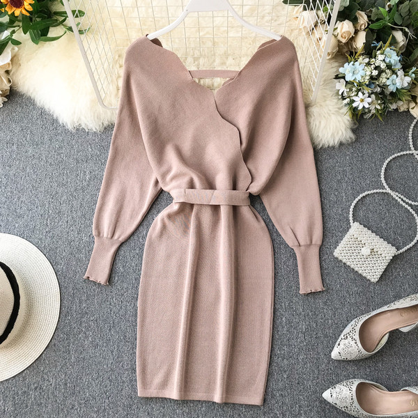 Modern női ruha V-nyakkal bézs és fekete színben