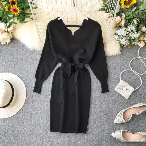 Modern női ruha V-nyakkal bézs és fekete színben