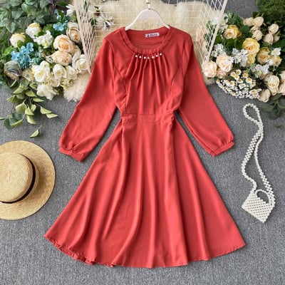 Modern női ruha gyöngyökkel és hosszú ujjú több színben