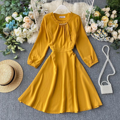 Modern női ruha gyöngyökkel és hosszú ujjú több színben