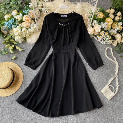 Modern női ruha gyöngyökkel és hosszú ujjú több színben