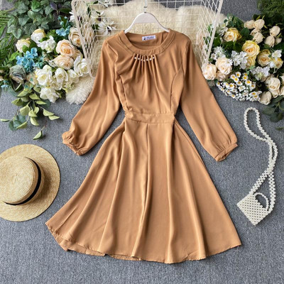 Modern női ruha gyöngyökkel és hosszú ujjú több színben