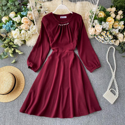 Modern női ruha gyöngyökkel és hosszú ujjú több színben