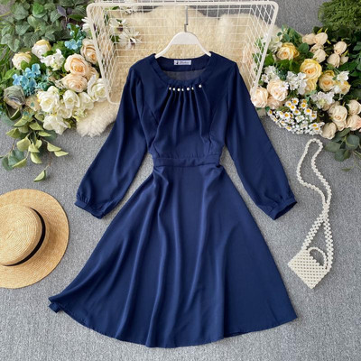 Modern női ruha gyöngyökkel és hosszú ujjú több színben