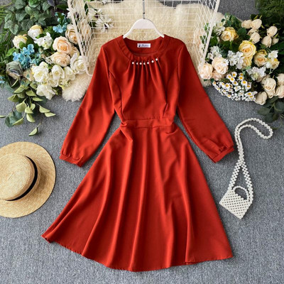 Modern női ruha gyöngyökkel és hosszú ujjú több színben