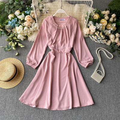 Modern női ruha gyöngyökkel és hosszú ujjú több színben