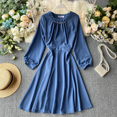 Modern női ruha gyöngyökkel és hosszú ujjú több színben