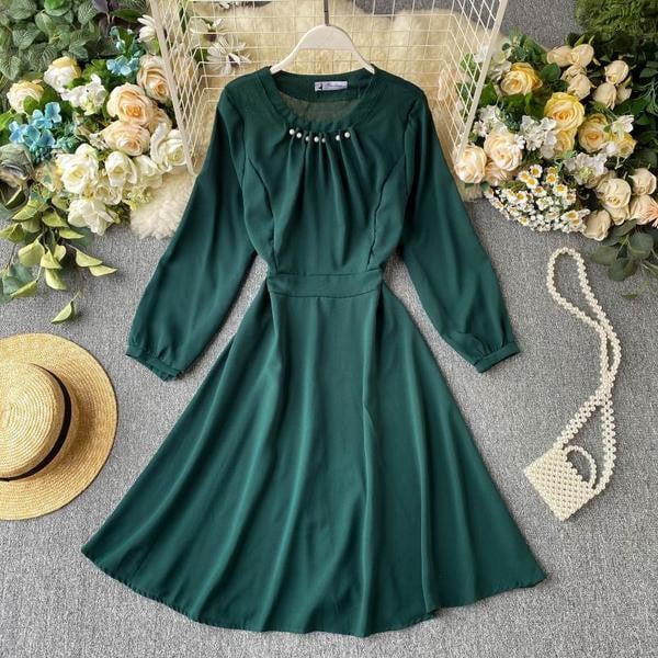 Modern női ruha gyöngyökkel és hosszú ujjú több színben