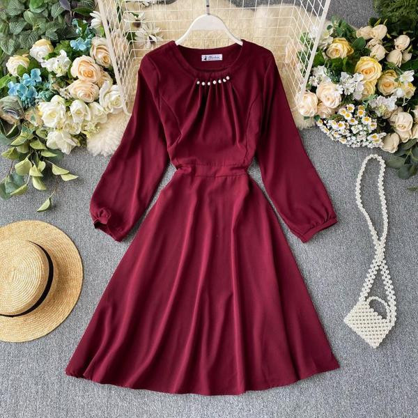 Modern női ruha gyöngyökkel és hosszú ujjú több színben