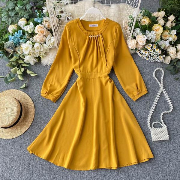 Modern női ruha gyöngyökkel és hosszú ujjú több színben