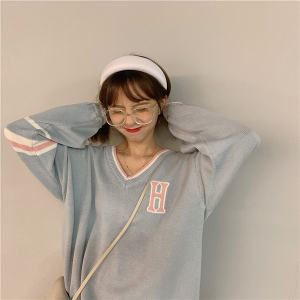 Női alkalmi blúz spitz nyakkivágással, két színben