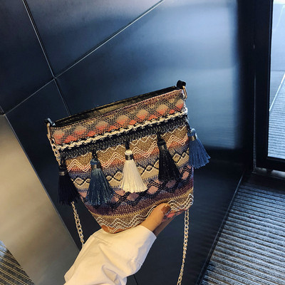 Női táska etnikai motívumokkal és hosszú füllel
