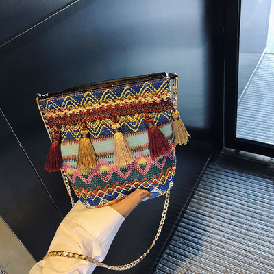 Női táska etnikai motívumokkal és hosszú füllel