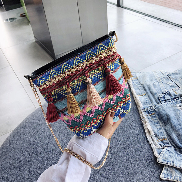 Női táska etnikai motívumokkal és hosszú füllel