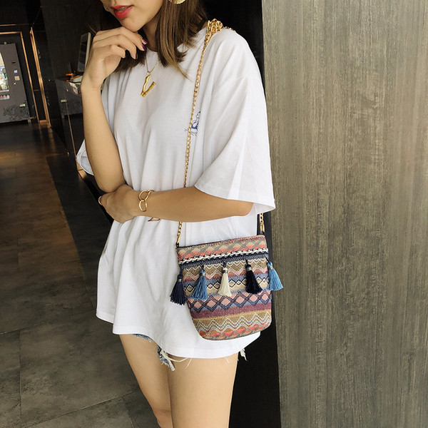 Női táska etnikai motívumokkal és hosszú füllel