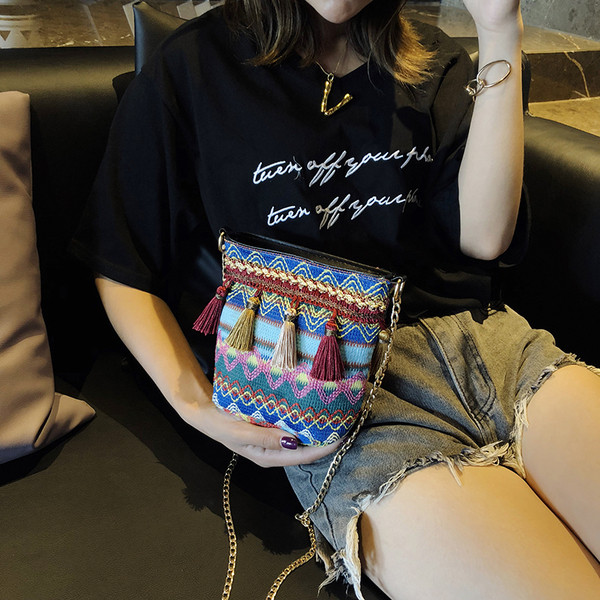 Női táska etnikai motívumokkal és hosszú füllel
