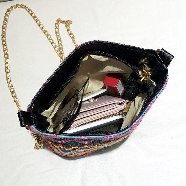 Női táska etnikai motívumokkal és hosszú füllel