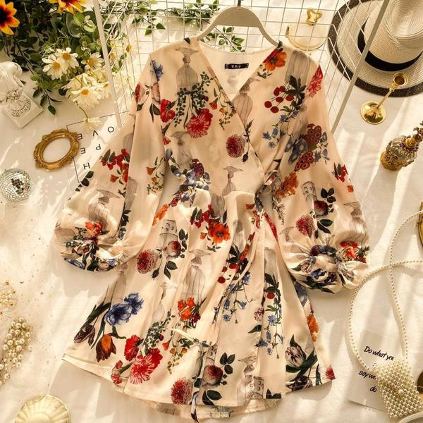 Modern női ruha V-nyakkal és virágmintával