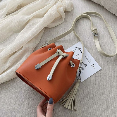 Női táska típusú táska hosszú füllel és bojttal