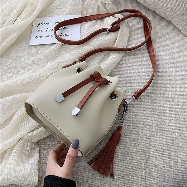 Női táska típusú táska hosszú füllel és bojttal