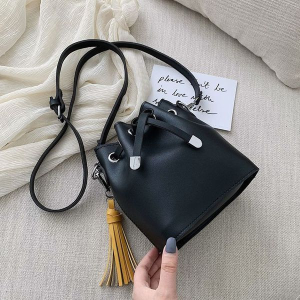 Női táska típusú táska hosszú füllel és bojttal