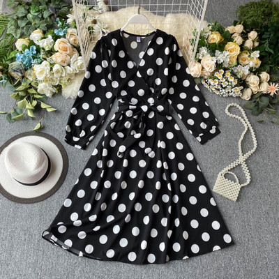 Μοντέρνο γυναικείο φόρεμα με λαιμόκοψη σε διάφορα χρώματα