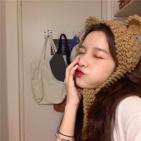 Női kötött sapka barna színben 3D elemmel