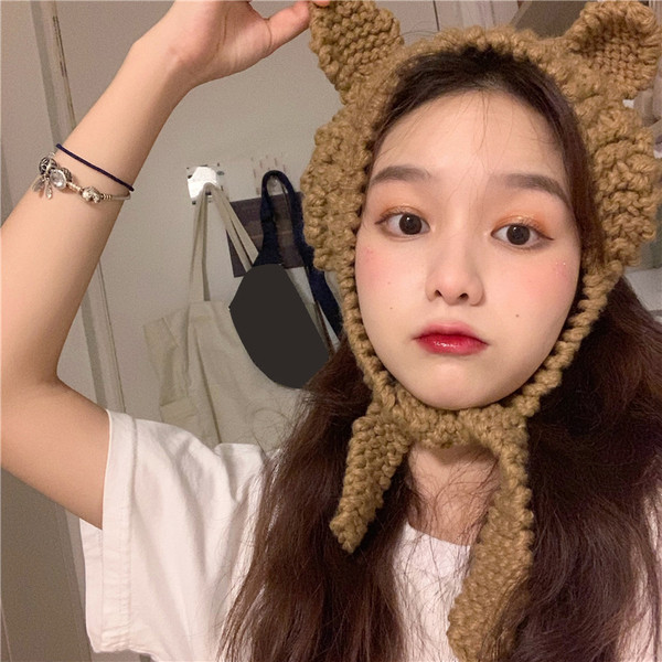 Női kötött sapka barna színben 3D elemmel