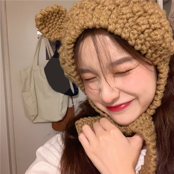 Női kötött sapka barna színben 3D elemmel