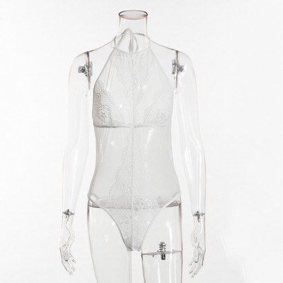 Stílusos női test, fehér és fekete O-nyakkivágással