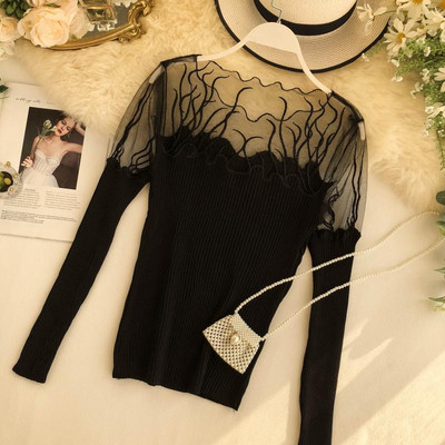 Modern női blúz csipkével, fekete színben