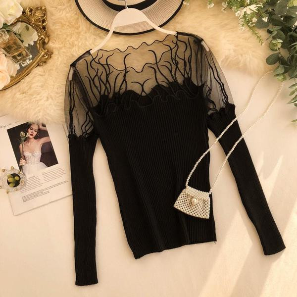 Modern női blúz csipkével, fekete színben