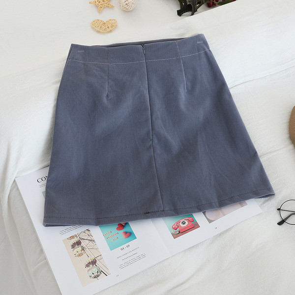 Modern női szoknya fekete, barna és kék gombokkal