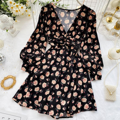 Rochie de dama cu decolteu spitz si model floral in albastru si negru