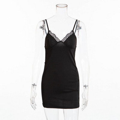 Rochie elegantă de damă cu bretele subțiri și un decolteu adânc în negru