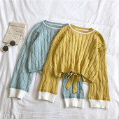 Modern női pulóver kék és sárga színben, nyakkendővel