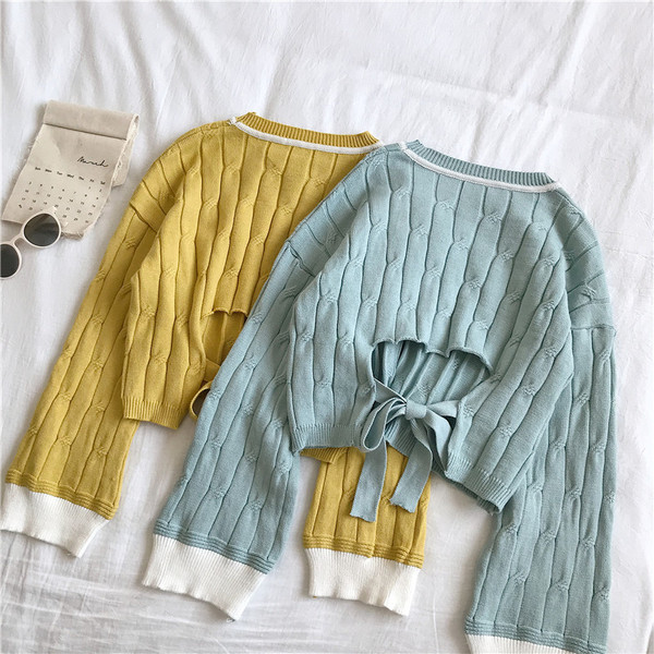 Modern női pulóver kék és sárga színben, nyakkendővel