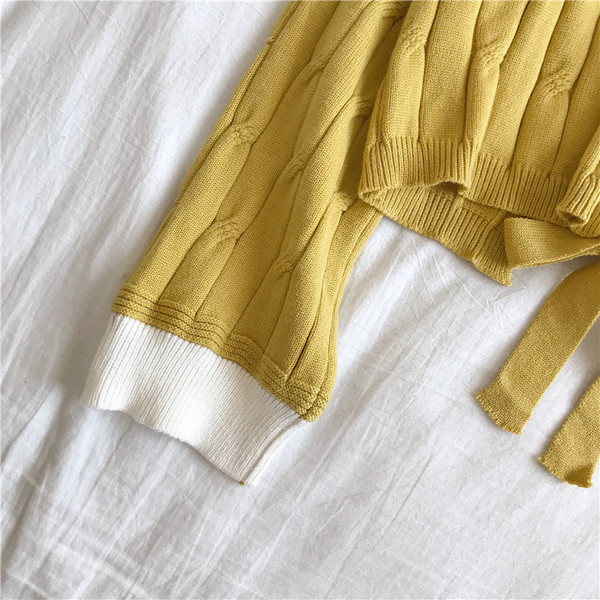 Modern női pulóver kék és sárga színben, nyakkendővel