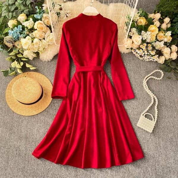 Modern női ruha hosszú ujjal és övvel több színben