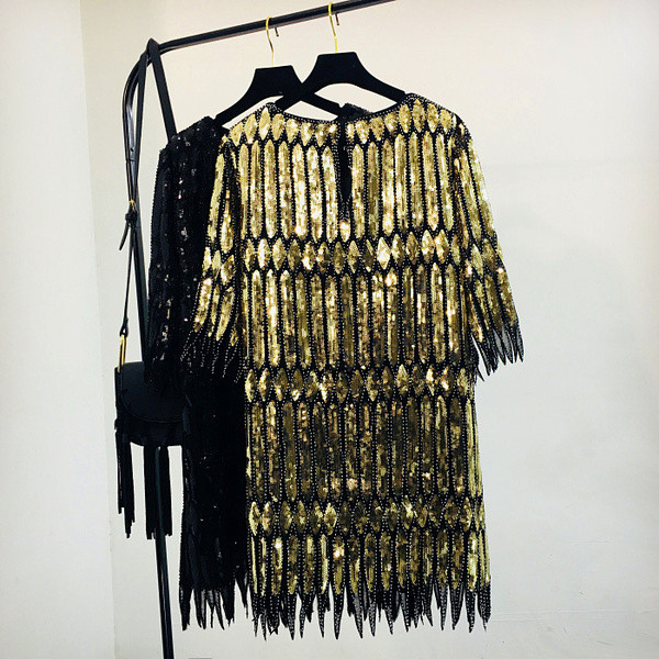 Modern női ruha kerek nyakkivágással és flitterekkel, három színben