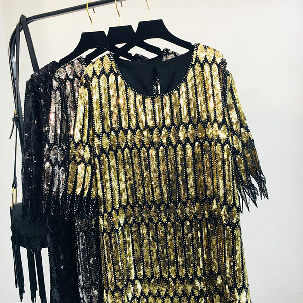 Modern női ruha kerek nyakkivágással és flitterekkel, három színben