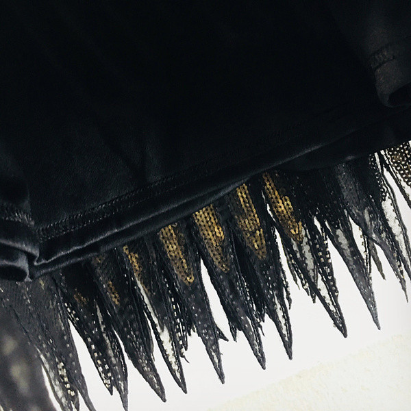 Modern női ruha kerek nyakkivágással és flitterekkel, három színben